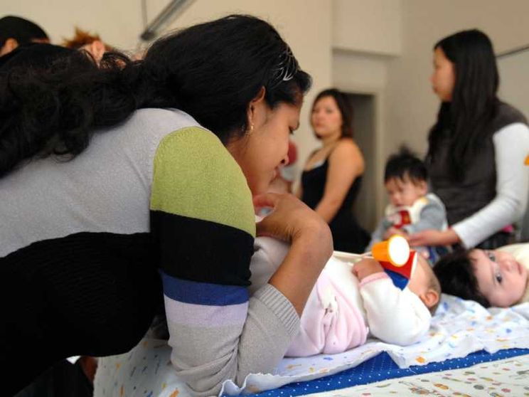 Mamme e bambini nel consultorio milanese di Via della Commenda