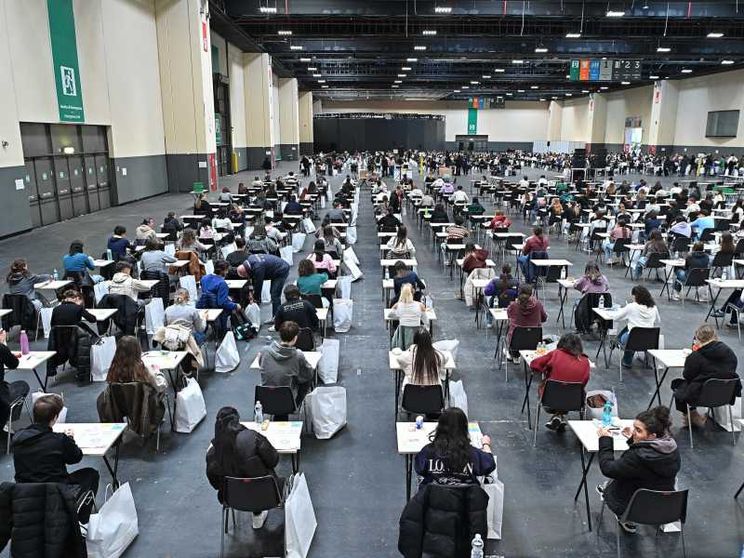 Cellulari in aula, test online: cos'è successo al primo esame filtro di Medicina