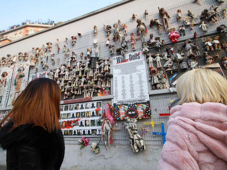 Il muro della bambole a Milano contro la violenza sulle donne