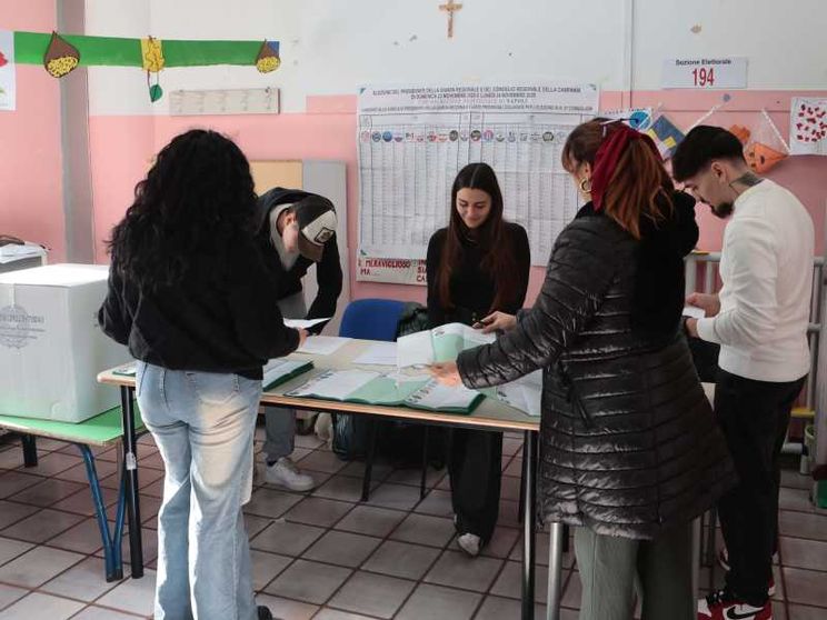 Regionali, il campo largo vince 2 a 1. Ma l’astensionismo fa paura