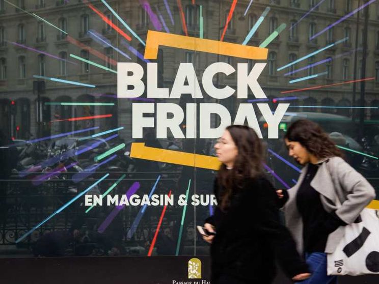 Le vetrine di Parigi inneggiano al Black Friday