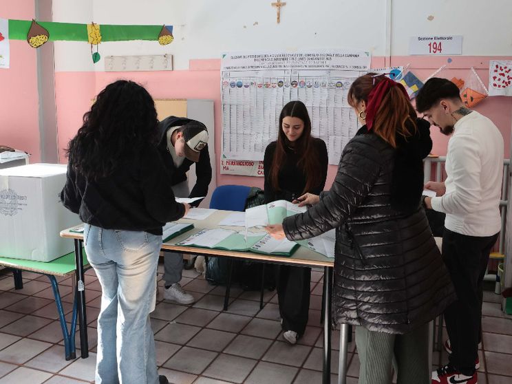 Regionali, il campo largo vince 2 a 1. Ma l’astensionismo fa paura