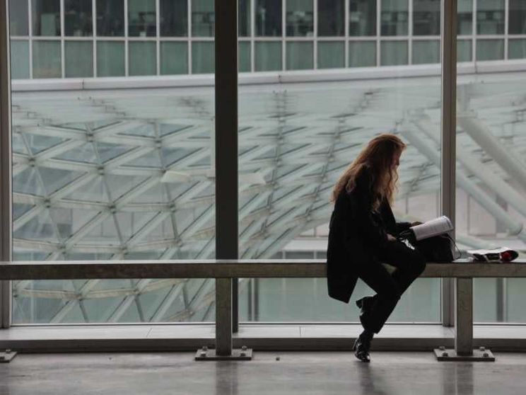 Una giovane donna in attesa di un colloquio di lavoro