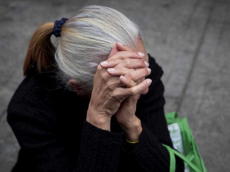 Un donna anziana sola, per strada