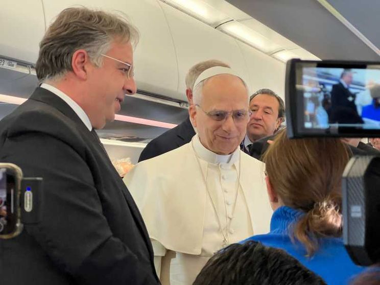 Un momento dell'incontro e del dialogo del Papa con i giornalisti sul volo per Ankara / GAMBASSI