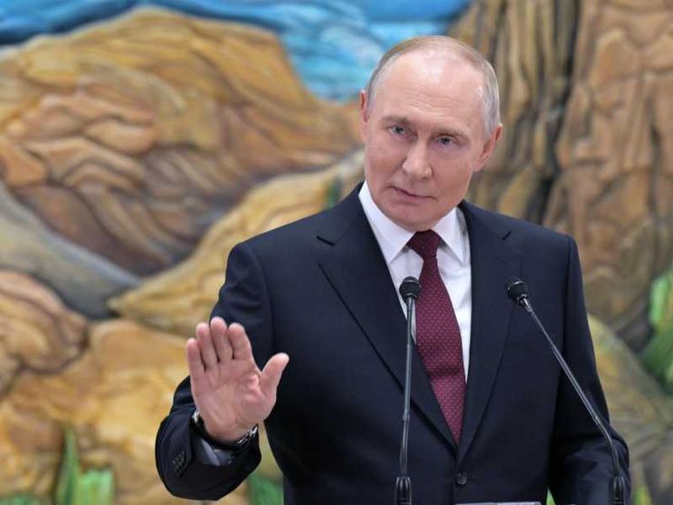 Il presidente russo Vladimir Putin parla con i giornalisti davanti a un microfono