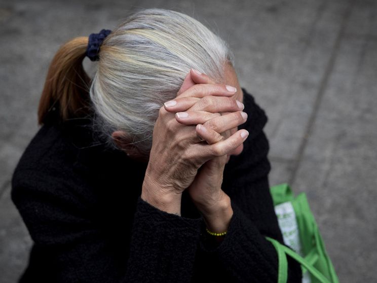 Un donna anziana sola, per strada