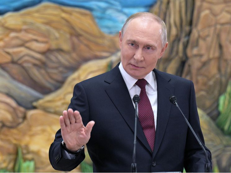 Il presidente russo Vladimir Putin parla con i giornalisti davanti a un microfono