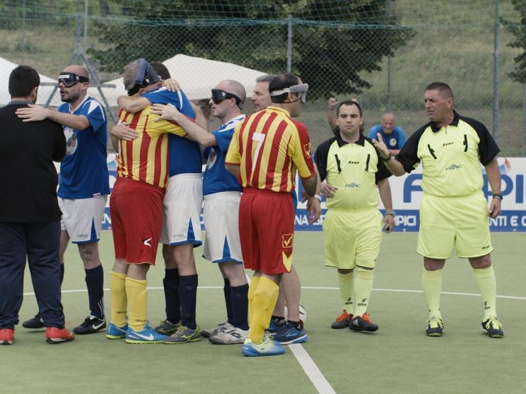 Giocare a calcio per uscire dal buio
