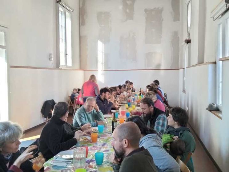 Le famiglie della comunità di Villapizzone a pranzo