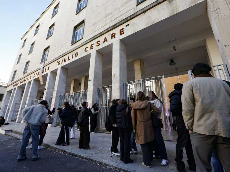 Nel bagno del liceo Giulio Cesare di Roma è stata appesa la “lista degli stupri”