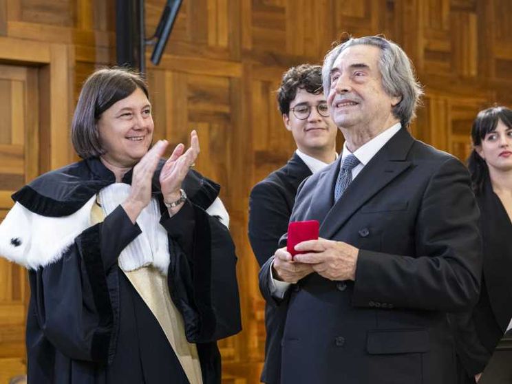 Il Maestro Riccardo Muti con la rettrice Elena Beccalli alla cerimonia di inaugurazione dell’anno accademico dell’Università Cattolica del Sacro Cuore a Milano