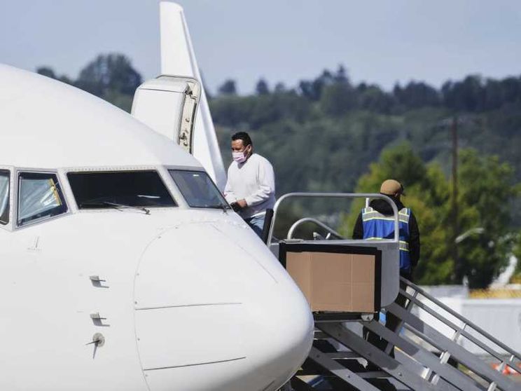 Un immigrato viene fatto salire a bordo dell’aereo che, dallo scalo di Alexandria, lo riporterà in patria dopo l’espulsione