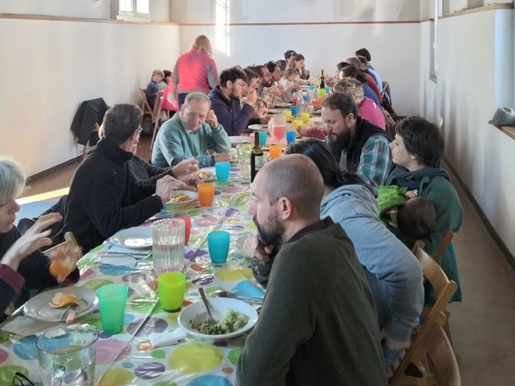 Le famiglie della comunità di Villapizzone a pranzo