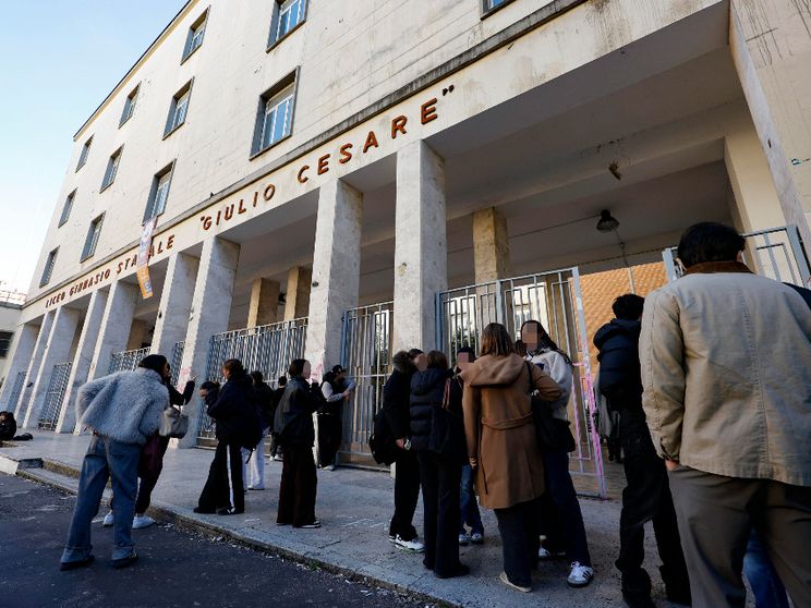 Nel bagno del liceo Giulio Cesare di Roma è stata appesa la “lista degli stupri”