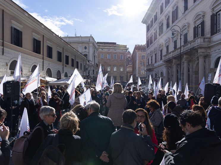 La manifestazione dei giornalisti a Piazza Santi Apostoli a Roma