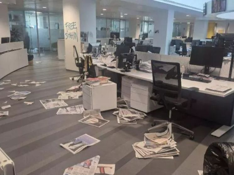 La redazione della Stampa vandalizzata, in una delle immagini pubblicate sul sito del quotidiano