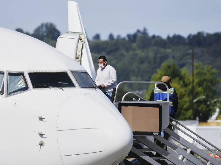 Un immigrato viene fatto salire a bordo dell’aereo che, dallo scalo di Alexandria, lo riporterà in patria dopo l’espulsione