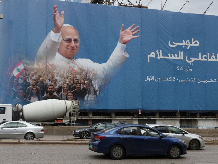 Il Libano ferito accoglie oggi il Papa.
Il vescovo: siamo profezia di pace e dialogo