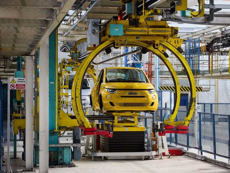 Gli incentivi fanno volare le elettriche, ma il mercato auto resta piatto