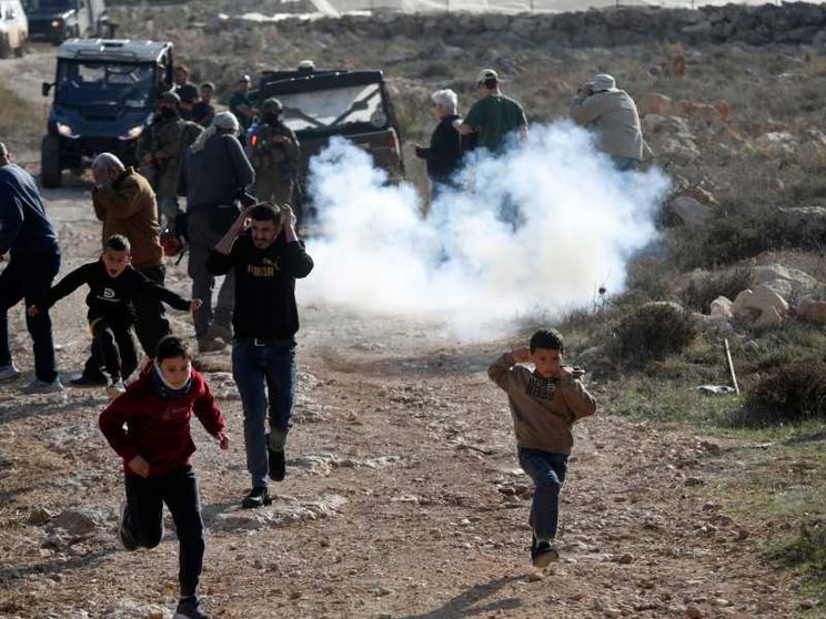 Non si arrendono gli italiani aggrediti dai coloni: «Torneremo»