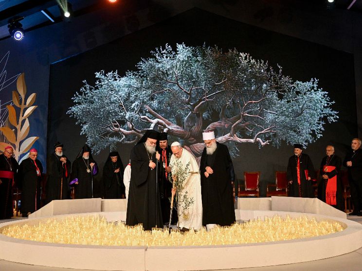 Il Papa dal Libano: cristiani e musulmani, insieme per la pace. E basta paure