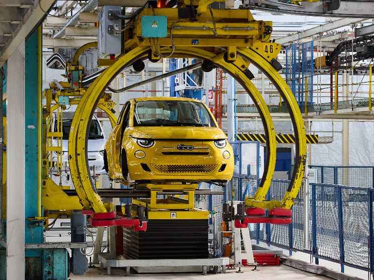 Gli incentivi fanno volare le elettriche, ma il mercato auto resta piatto