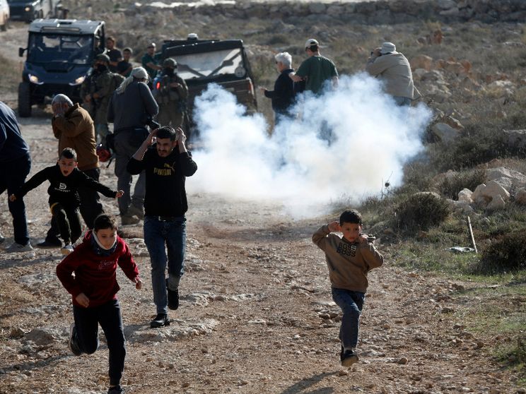 Non si arrendono gli italiani aggrediti dai coloni: «Torneremo»