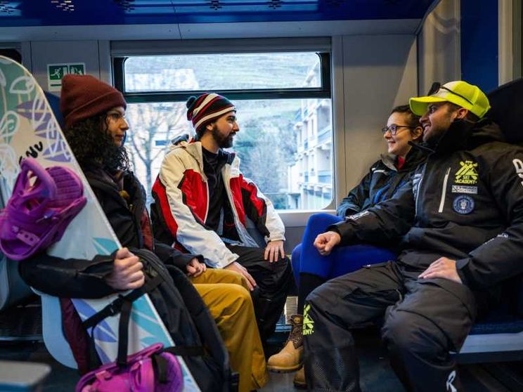 I treni della neve e la guida “Fuori stazione”, così Trenord punta sul turismo