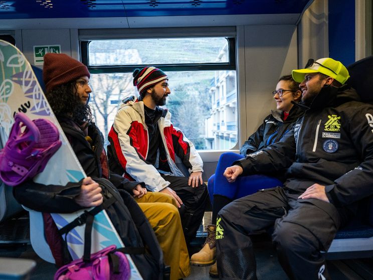 I treni della neve e la guida “Fuori stazione”, così Trenord punta sul turismo