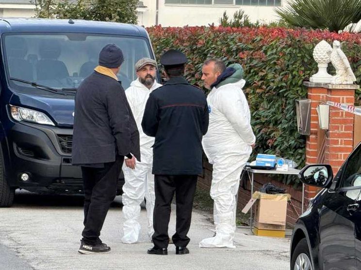 Picchiata a morte, il marito in fuga: orrore ad Ancona