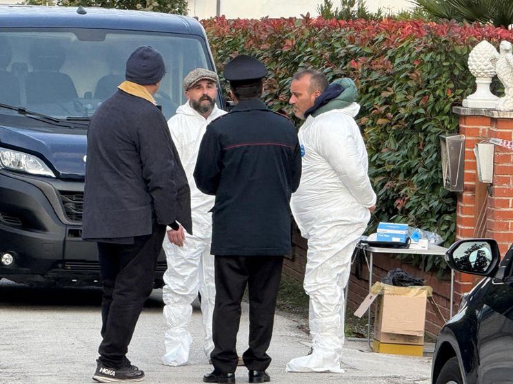 Picchiata a morte, il marito in fuga: orrore ad Ancona