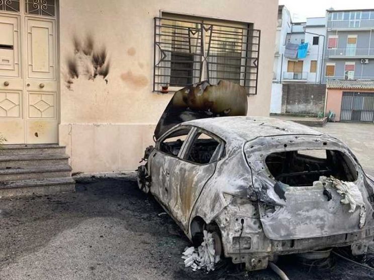 Incendiata l'auto del parroco: a Francofonte la comunità non si fa spaventare