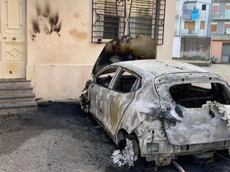 Incendiata l'auto del parroco: a Francofonte la comunità non si fa spaventare