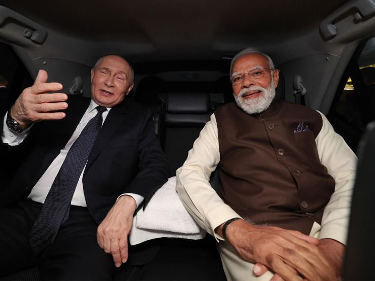 Il presidente russo Vladimir Putin in macchina nella capitale indiana con il primo ministro indiano Narendra Modi