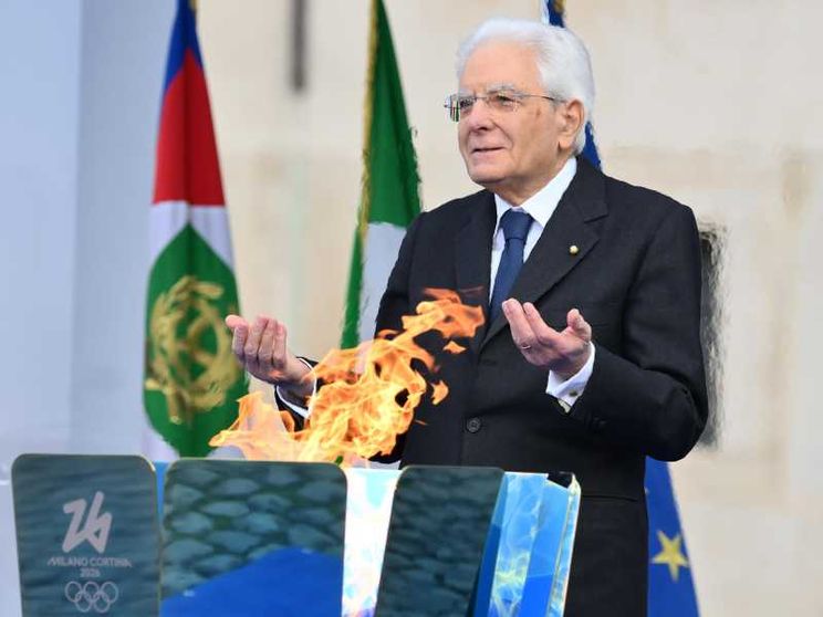 Il presidente della Repubblica Sergio Mattarella davanti al braciere olimpico / ANSA