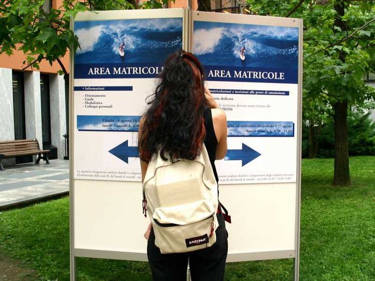 Una ragazza davanti al bivio della scelta dell'università