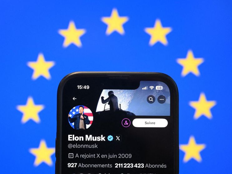 Un telefonino sulla schermata del profilo X di Musk