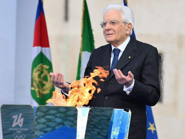 Il presidente della Repubblica Sergio Mattarella davanti al braciere olimpico / ANSA