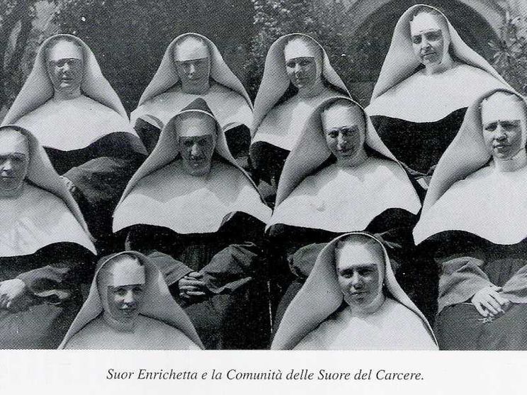 Un'immagine in bianco e nero mostra un gruppo di suore con il velo