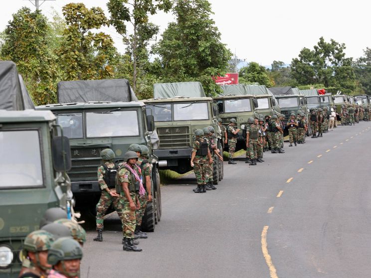 Una collana di uomini e mezzi dell'esercito cambogiano