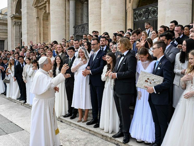 Papa Leone durante una recente udienza generale in piazza san Pietro con le coppie di novelli sposi