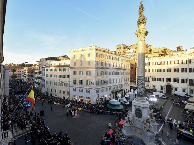 Il Papa all'Immacolata: «Illumina Roma di luce eterna»