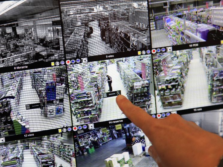 Furti in crescita nei negozi e nei supermercati: la colpa è anche delle casse automatiche