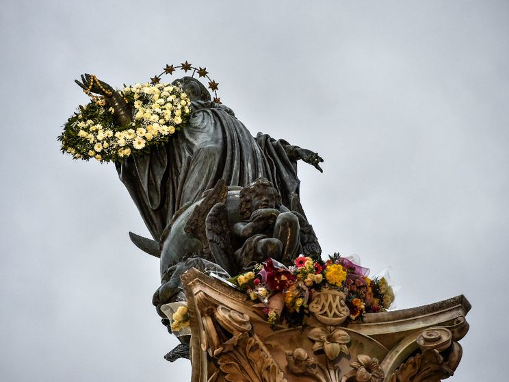 La statua dell'Immacolata in cima alla colonna in Piazza di Spagna, a Roma