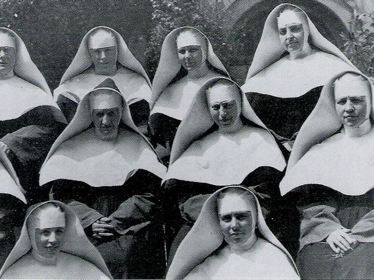 Un'immagine in bianco e nero mostra un gruppo di suore con il velo