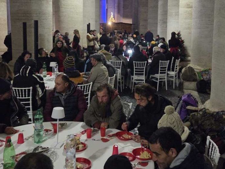 In piazza San Pietro la cena per 120 poveri. Anche grazie a un contributo "radiofonico"