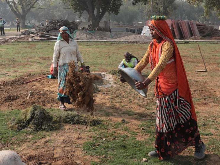 Donne indiane al lavoro in un cantiere edile