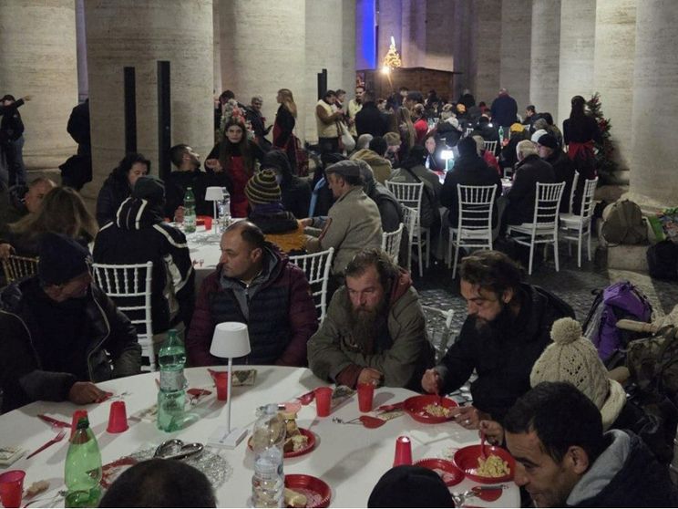 In piazza San Pietro la cena per 120 poveri. Anche grazie a un contributo "radiofonico"