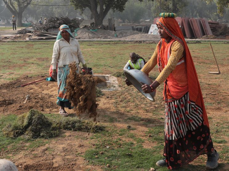 Donne indiane al lavoro in un cantiere edile